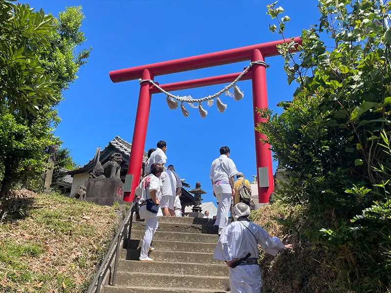 千葉県君津市人見神社　山頂の赤い鳥居