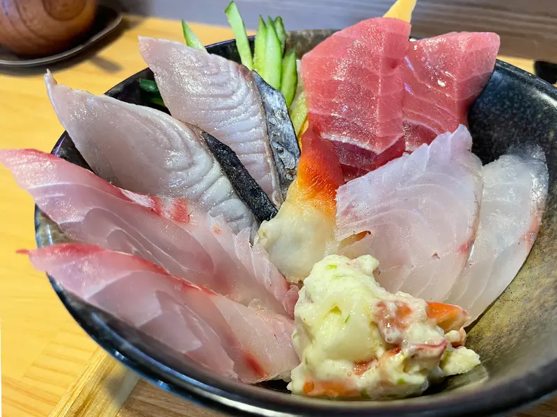 富津市定食屋波（なみなみ）の海鮮丼