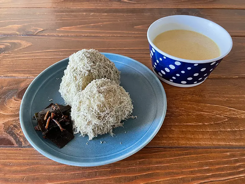 とろろ昆布のおにぎり、昆布の佃煮、味噌汁