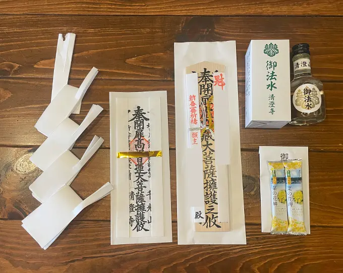 祝詞、お札、お酒、お菓子