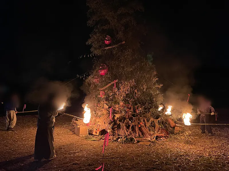 どんとやぐらに点火