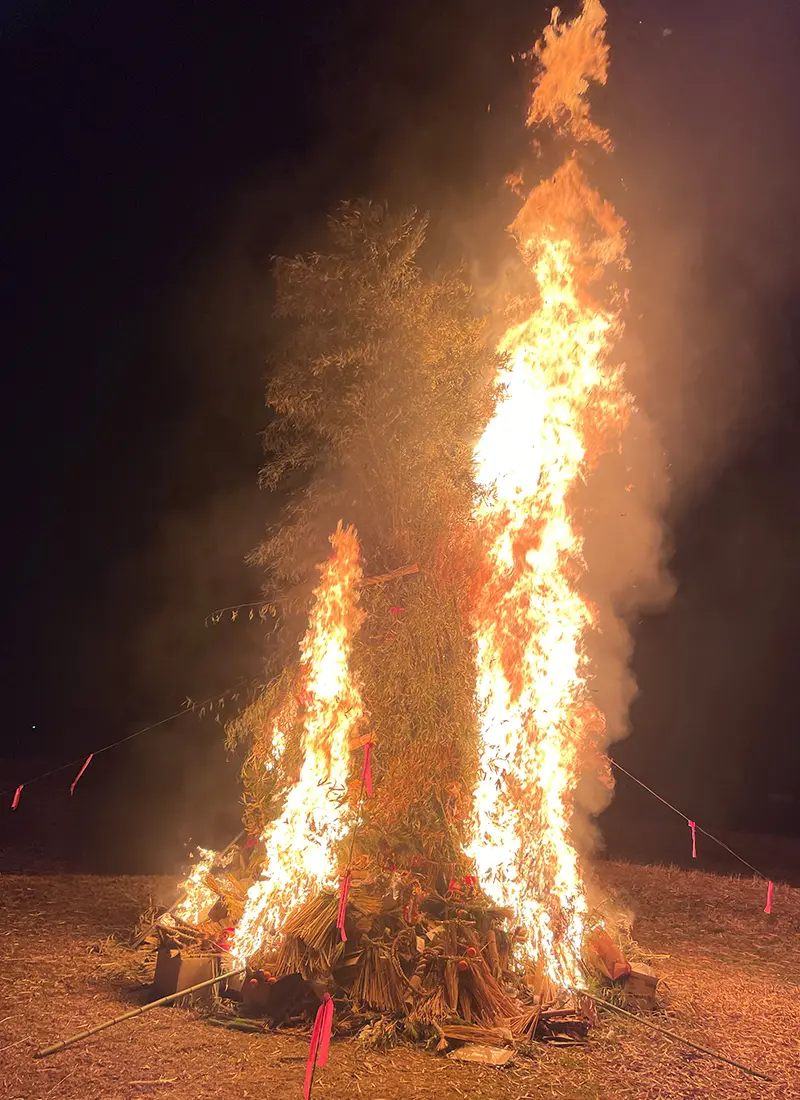 どんとやぐらに点火