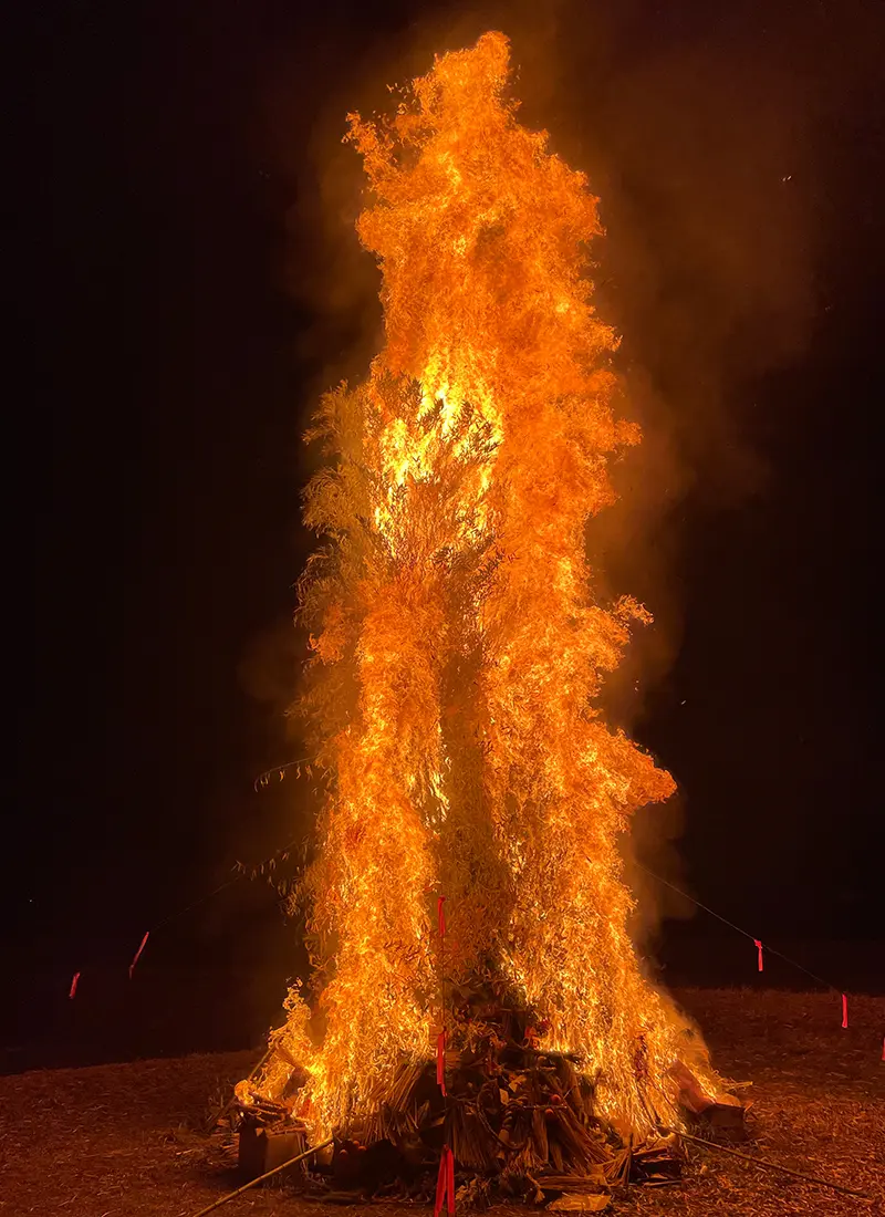 どんとやぐらに点火