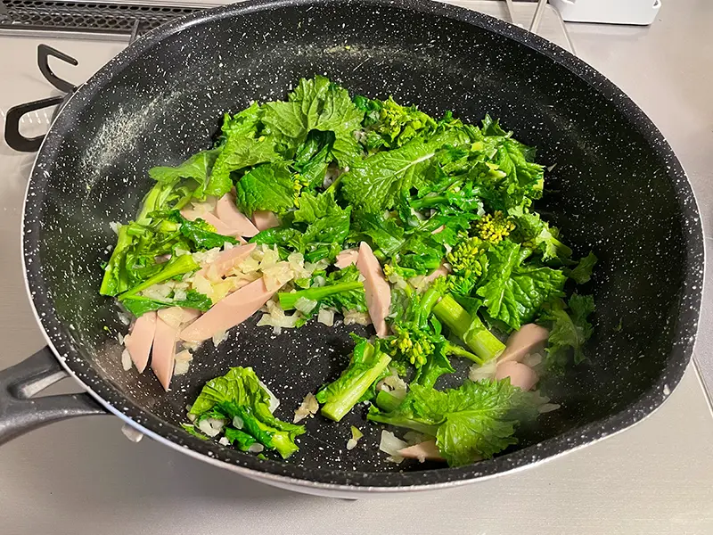 菜の花パスタ調理中